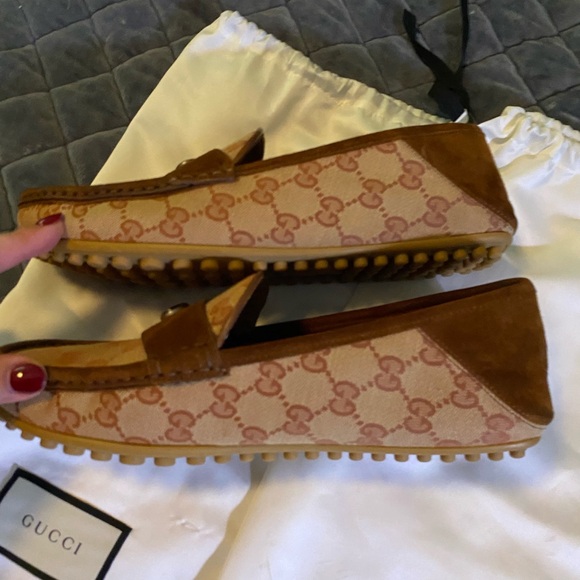 Gucci Tan and Brown Monogram Driving Loafers - Picture 4 of 9